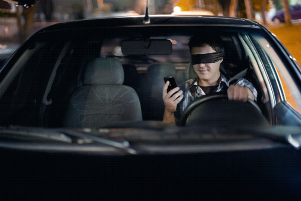 Digitar no celular e dirigir é como fechar os olhos durante 100 m, diz  pesquisador da UnB, Distrito Federal