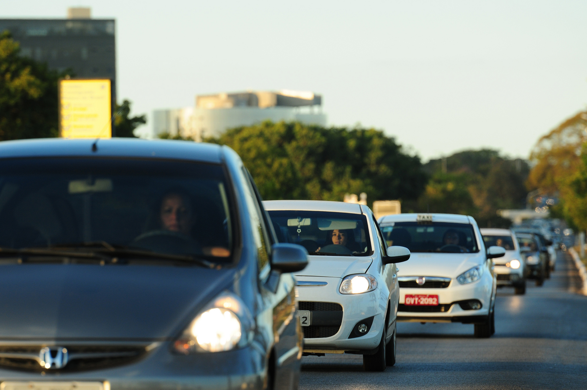 Lei do farol aceso faz 1 ano e multa mais de 5 mil motoristas nas rodovias da região